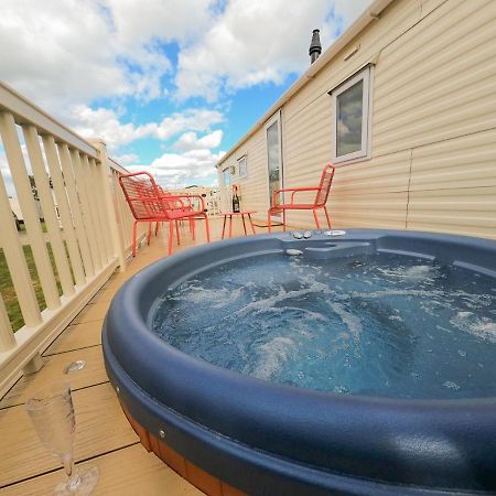 Tattershall Lakes - Hot Tub Breaks מראה חיצוני תמונה